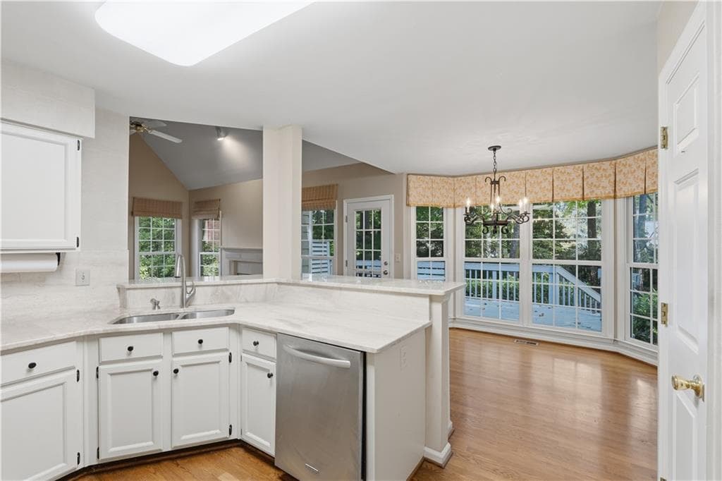 3 bedroom, 3 bathroom, 3,139 sq ft single family residence for sale at 121 Red Oak Lane, Alpharetta, GA 30009 — photo 5