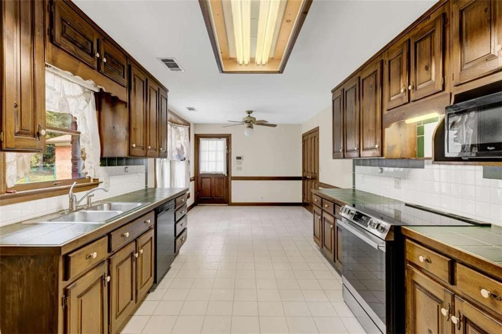 5 bedroom, 4 bathroom, 3,865 sq ft single family residence for sale at 2570 Benton Drive, Jonesboro, GA 30236 — photo 8