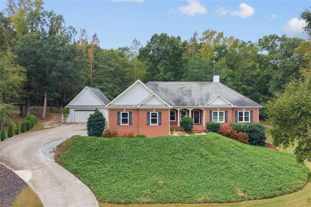 3 bedroom, 4 bathroom, 4,343 sq ft single family residence for sale at 124 Sweetwater Ridge, Hoschton, GA 30548