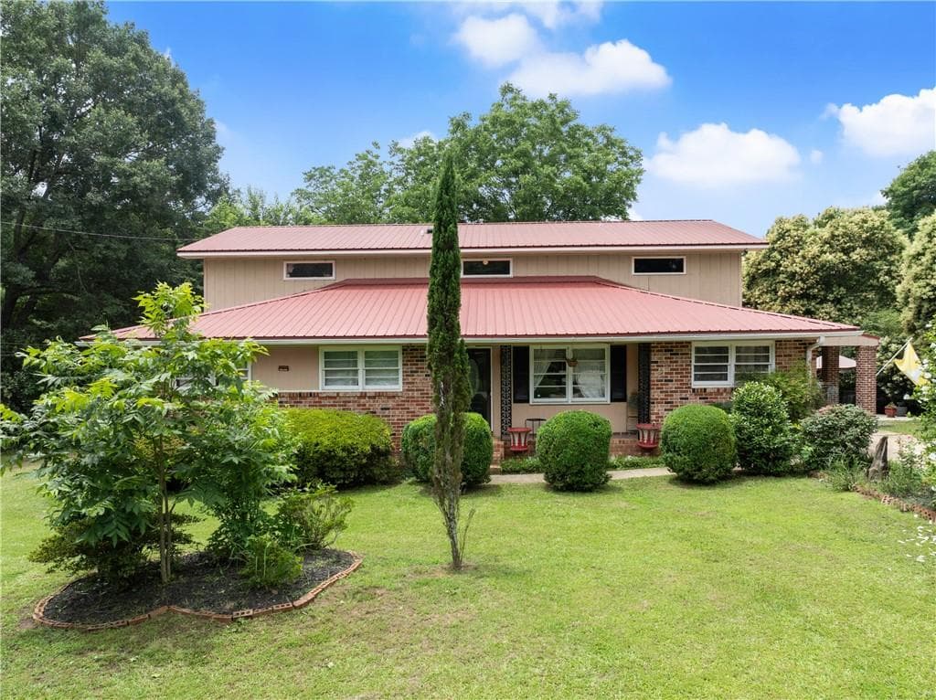 7 bedroom, 3 bathroom, 3,747 sq ft single family residence for sale at 157 Glendale Heights, Winterville, GA 30683 — photo 1 of 44