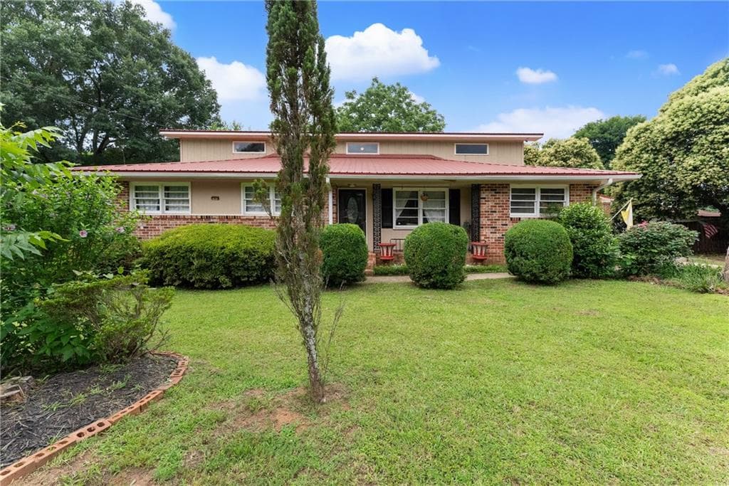 7 bedroom, 3 bathroom, 3,747 sq ft single family residence for sale at 157 Glendale Heights, Winterville, GA 30683 — photo 4