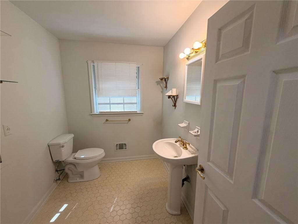 4 bedroom, 3 bathroom, 2,130 sq ft single family residence for rent at 2878 Pine Valley Circle, East Point, GA 30344 for $2,000 a month — photo 4