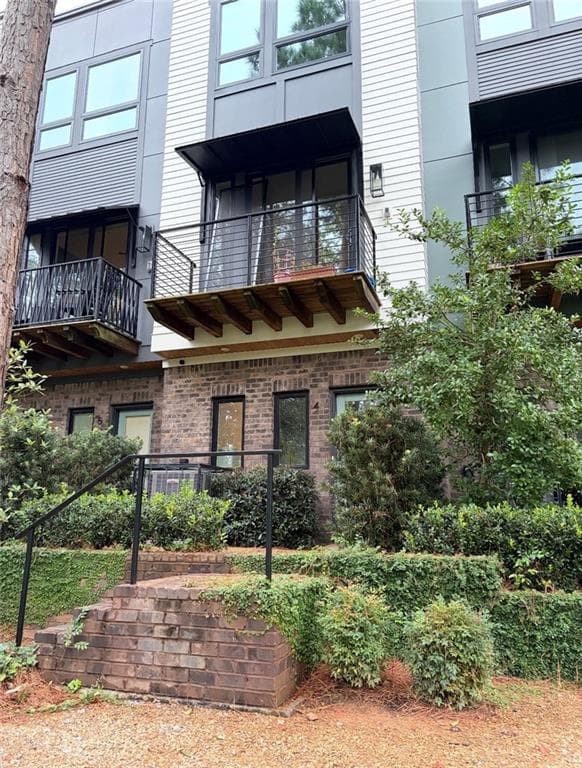 2 bedroom, 3 bathroom, 1,438 sq ft townhouse for rent at 2199 Lenox Road, Atlanta, GA 30324 for $3,200 a month — photo 1 of 12