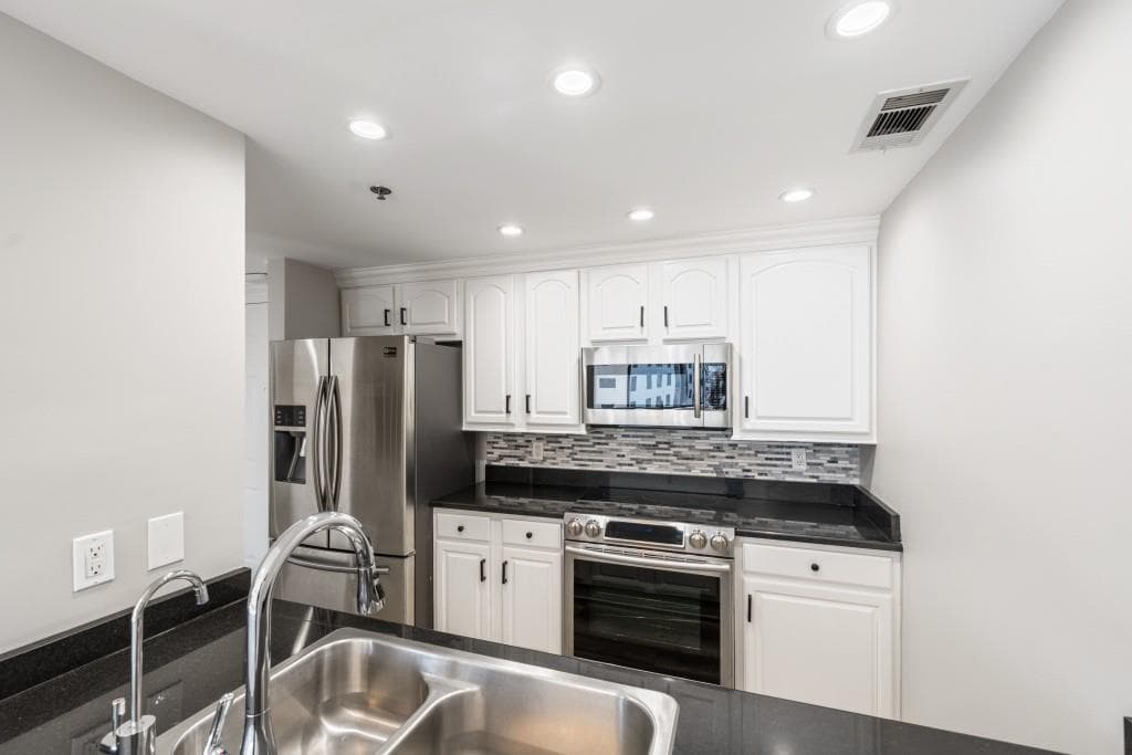 2 bedroom, 2 bathroom, 1,265 sq ft condominium for sale at 3481 Lakeside Drive 2303, Atlanta, GA 30326 — photo 10