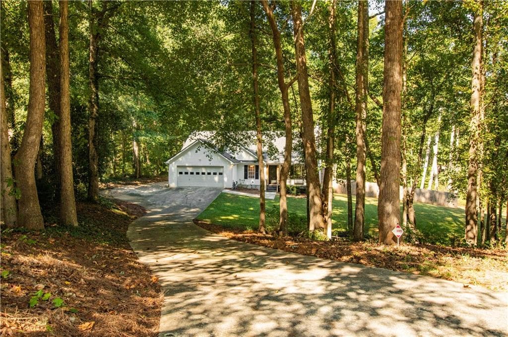 3 bedroom, 2 bathroom, 1,380 sq ft single family residence for sale at 5727 Kings Court, Bethlehem, GA 30620 — photo 2