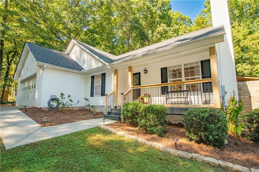 3 bedroom, 2 bathroom, 1,380 sq ft single family residence for sale at 5727 Kings Court, Bethlehem, GA 30620 — photo 3