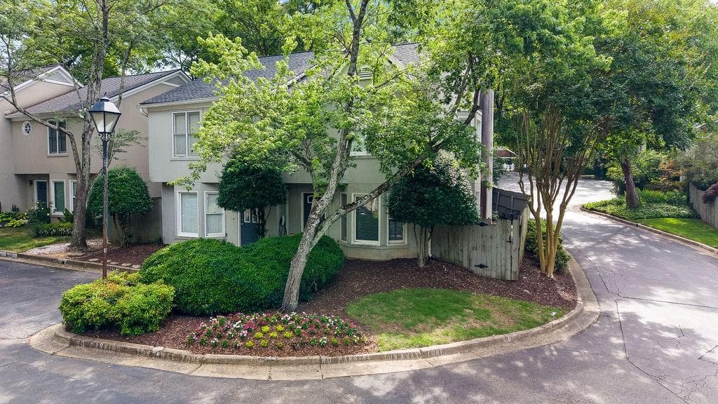 2 bedroom, 3 bathroom, 1,252 sq ft townhouse for sale at 502 Defoors Lndg, Atlanta, GA 30318 — photo 2