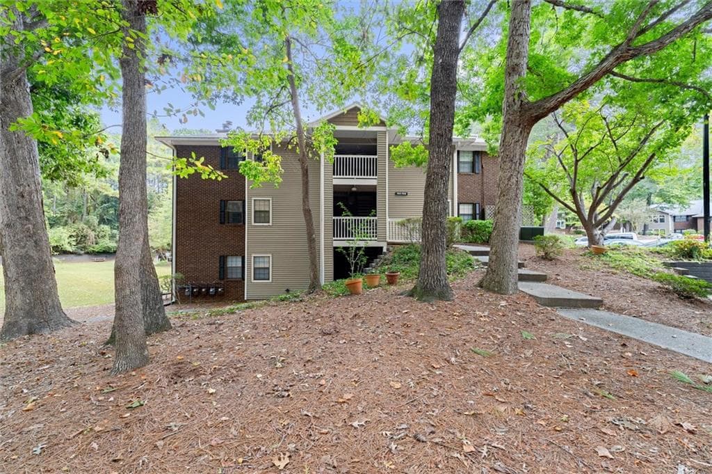 2 bedroom, 2 bathroom, 1,150 sq ft condominium for sale at 704 Barrington Hills Drive, Sandy Springs, GA 30350 — photo 2