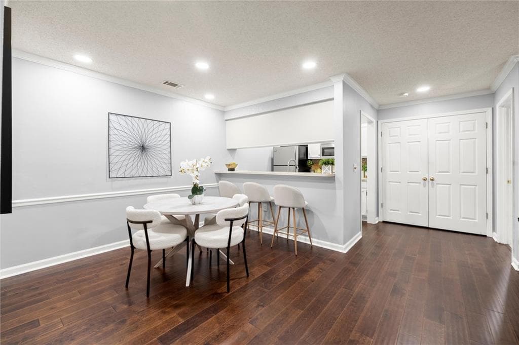 2 bedroom, 2 bathroom, 1,150 sq ft condominium for sale at 704 Barrington Hills Drive, Sandy Springs, GA 30350 — photo 8