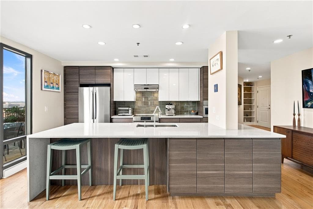 2 bedroom, 2 bathroom, 1,480 sq ft condominium for sale at 565 Peachtree Street 702, Atlanta, GA 30308 — photo 1 of 58