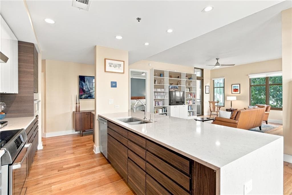 2 bedroom, 2 bathroom, 1,480 sq ft condominium for sale at 565 Peachtree Street 702, Atlanta, GA 30308 — photo 3