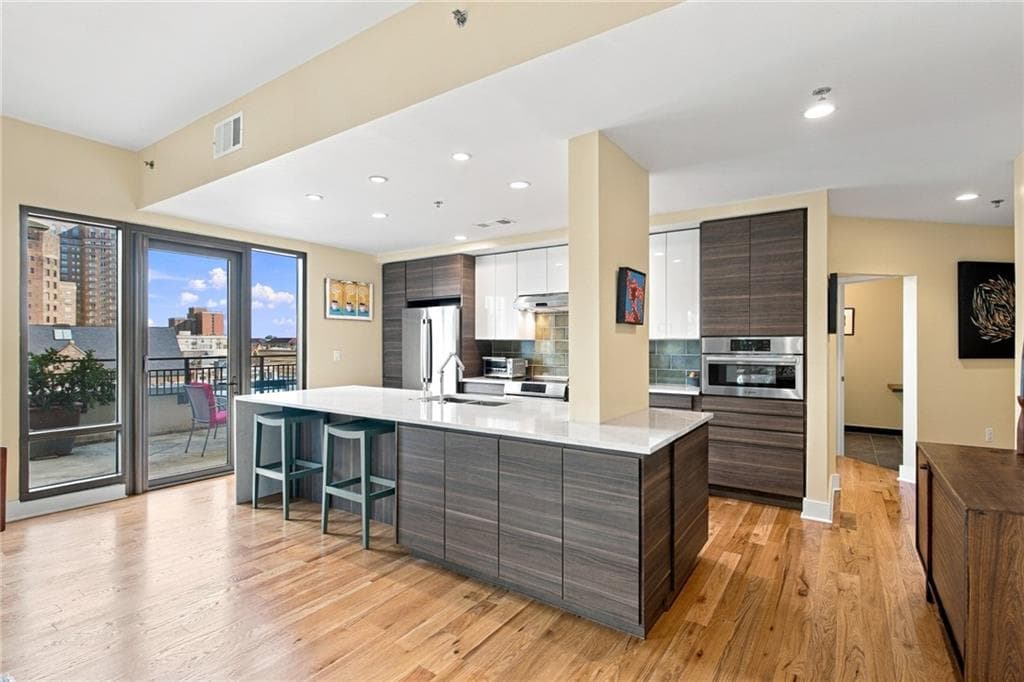 2 bedroom, 2 bathroom, 1,480 sq ft condominium for sale at 565 Peachtree Street 702, Atlanta, GA 30308 — photo 5