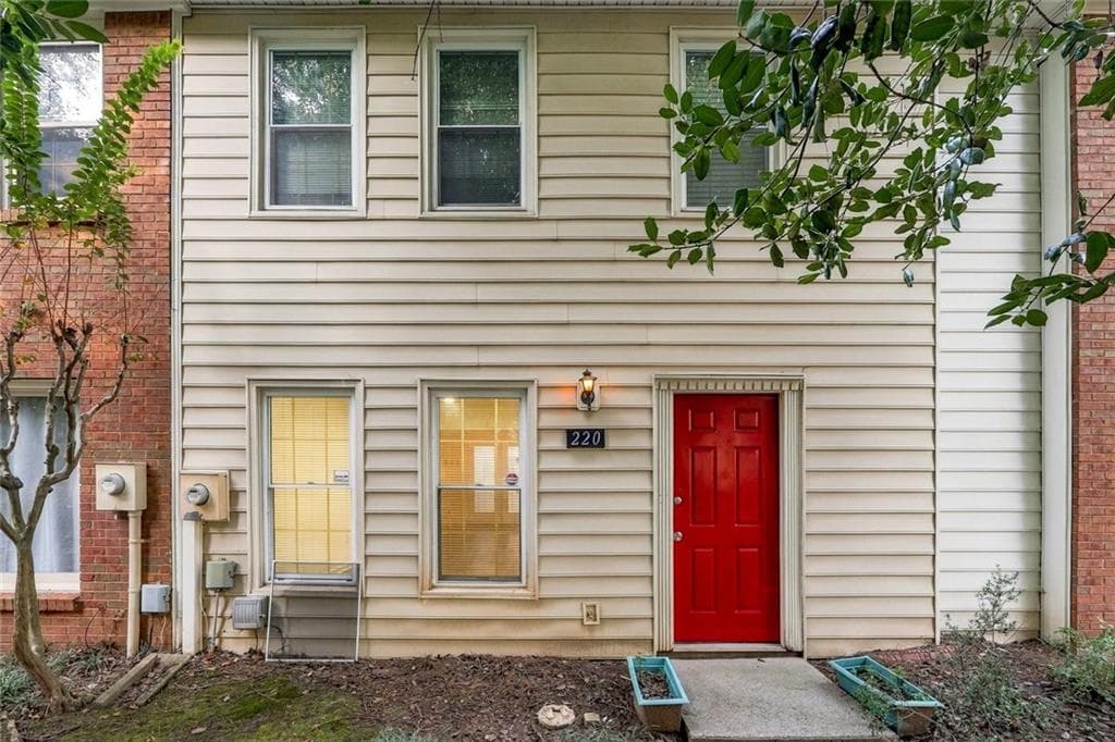 2 bedroom, 3 bathroom, 1,240 sq ft townhouse for sale at 220 Chads Ford Way, Roswell, GA 30076 — photo 2