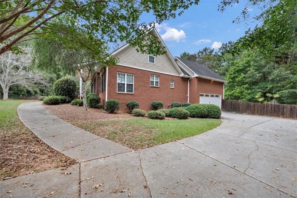6 bedroom, 5 bathroom, 4,724 sq ft single family residence for rent at 396 Harbour Shores Drive, Jackson, GA 30233 for $2,800 a month — photo 3