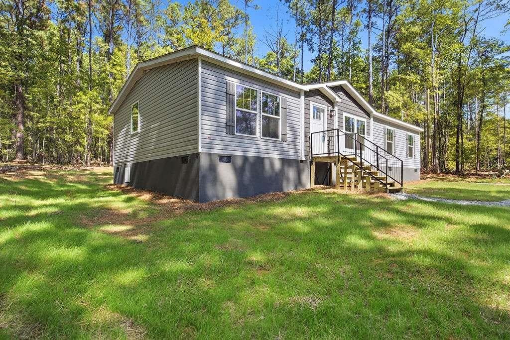 3 bedroom, 2 bathroom, 1,560 sq ft single family residence for sale at 201 S Steel Bridge Road, Eatonton, GA 31024 — photo 2