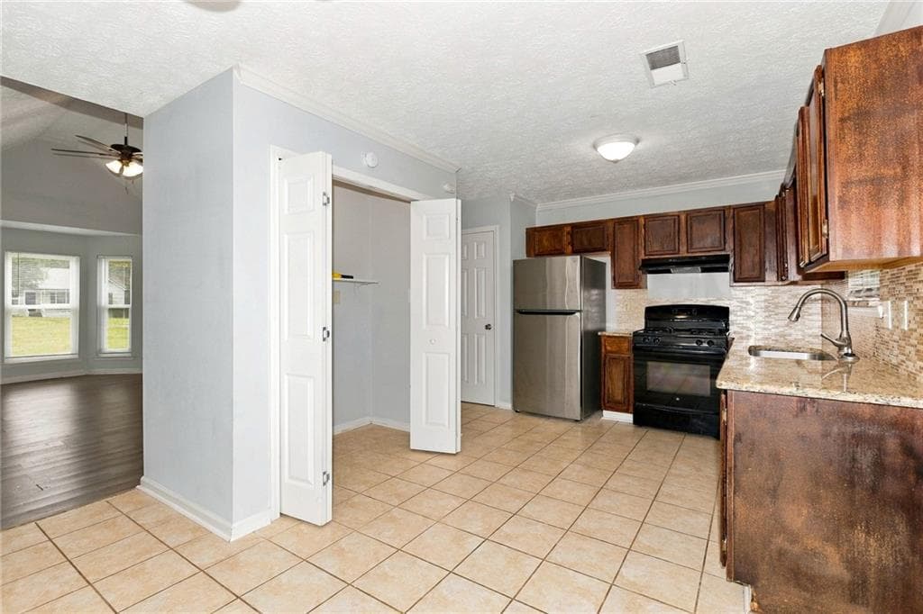 3 bedroom, 2 bathroom, 1,602 sq ft single family residence for rent at 125 Beaver Creek Lane, Sharpsburg, GA 30277 for $2,085 a month — photo 3