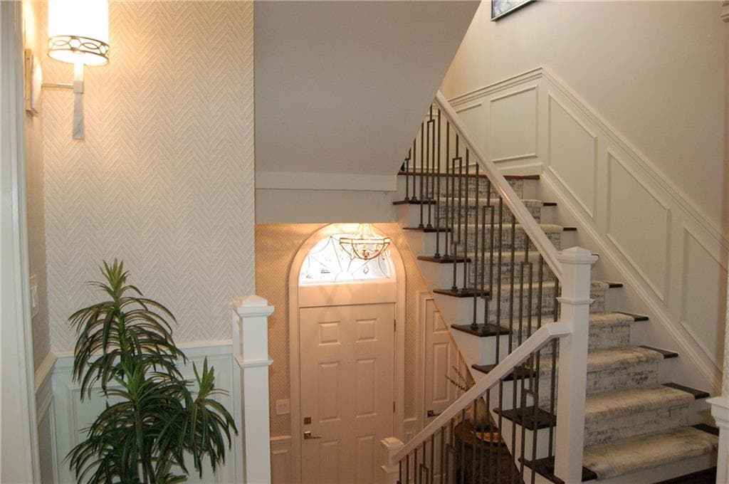3 bedroom, 4 bathroom, 2,402 sq ft townhouse for sale at 9025 Niblic Drive, Alpharetta, GA 30022 — photo 4