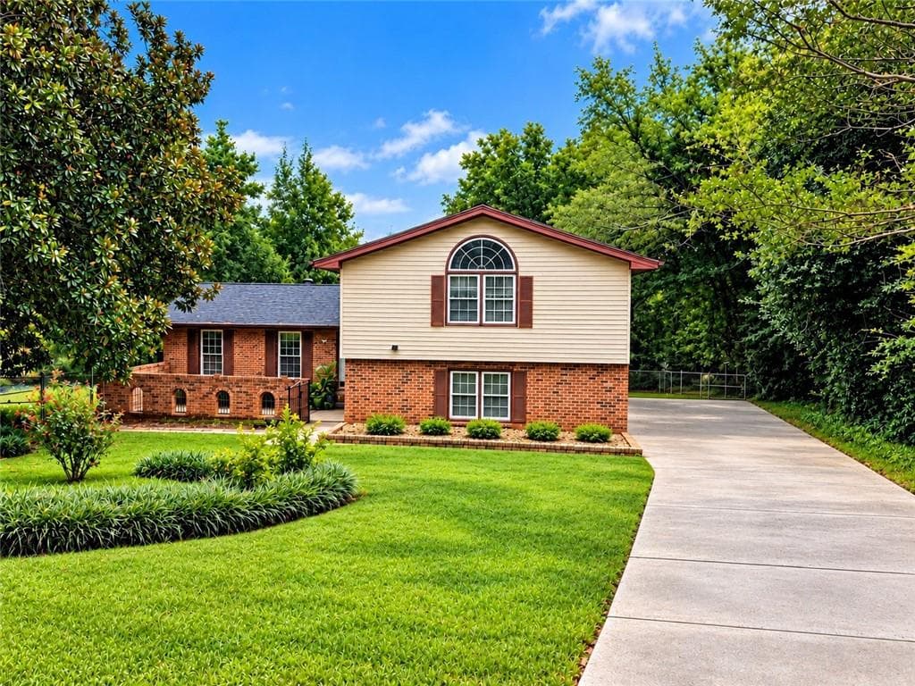 4 bedroom, 3 bathroom, 2,325 sq ft single family residence for sale at 4769 Dunover Circle, Doraville, GA 30360 — photo 2