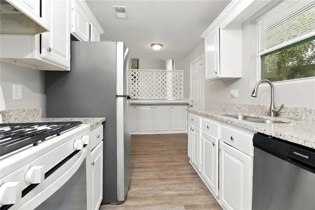 3 bedroom, 2 bathroom, 968 sq ft single family residence for rent at 901 Shiloh Ridge Run, Kennesaw, GA 30144 for $1,845 a month — photo 3