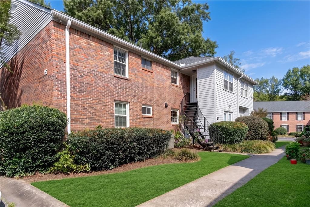 3 bedroom, 2 bathroom, 1,463 sq ft townhouse for sale at 6700 Roswell Road 15D, Sandy Springs, GA 30328 — photo 1 of 34