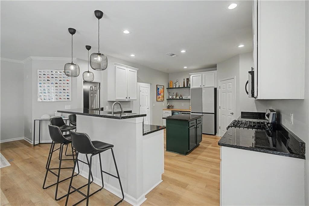 3 bedroom, 3 bathroom, 2,436 sq ft townhouse for sale at 4753 Longcourt Drive, Atlanta, GA 30339 — photo 2