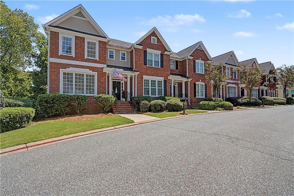 3 bedroom, 3 bathroom, 2,436 sq ft townhouse for sale at 4753 Longcourt Drive, Atlanta, GA 30339 — photo 6