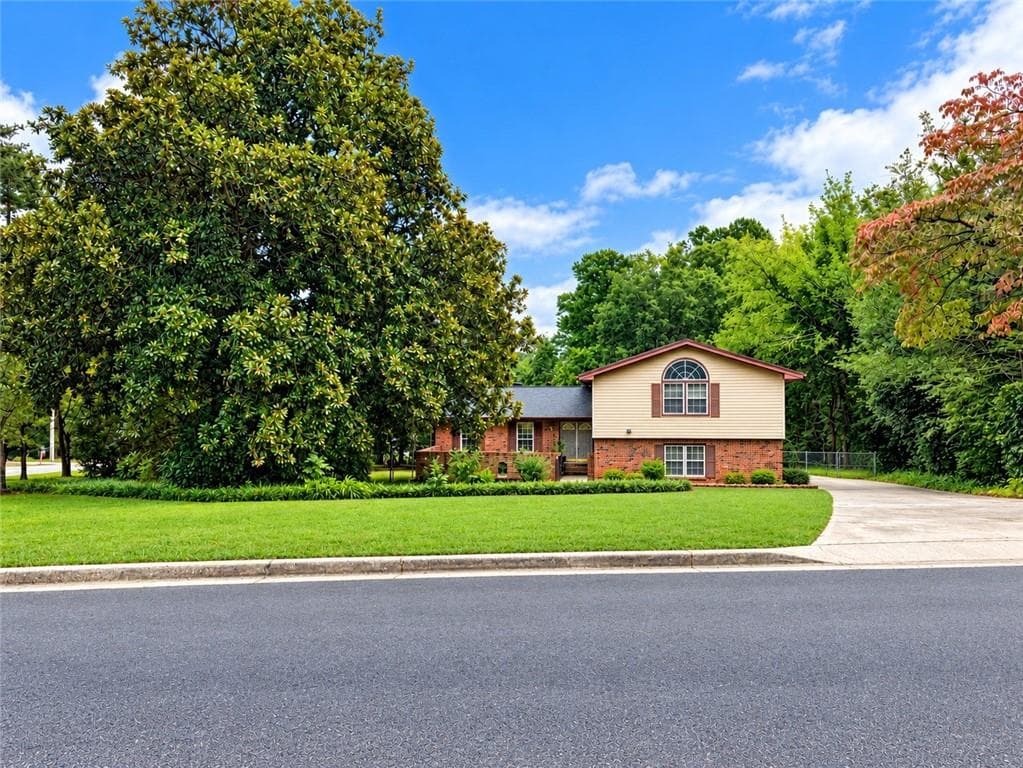 4 bedroom, 3 bathroom, 2,325 sq ft single family residence for sale at 4769 Dunover Circle, Doraville, GA 30360 — photo 3