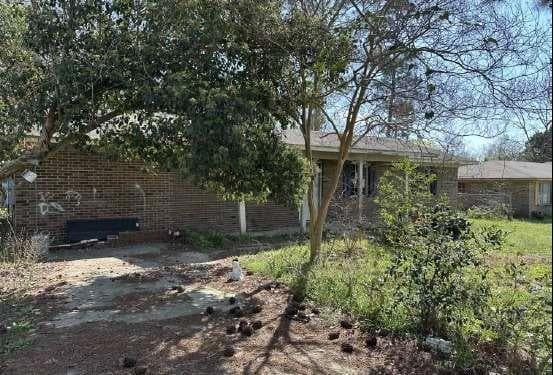 3 bedroom, 2 bathroom, 1,437 sq ft single family residence for sale at 111 Fairlane Drive, Eufaula, AL 36027 — photo 2