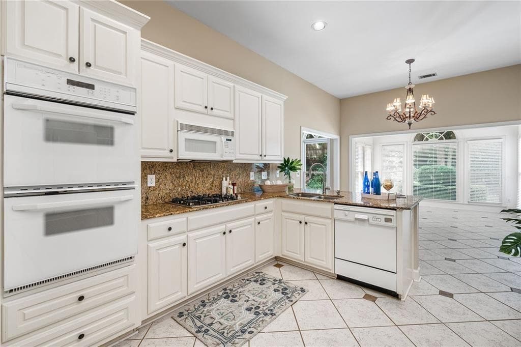 5 bedroom, 4 bathroom, 3,393 sq ft single family residence for rent at 2613 Peterboro Row, Marietta, GA 30062 for $4,400 a month — photo 3
