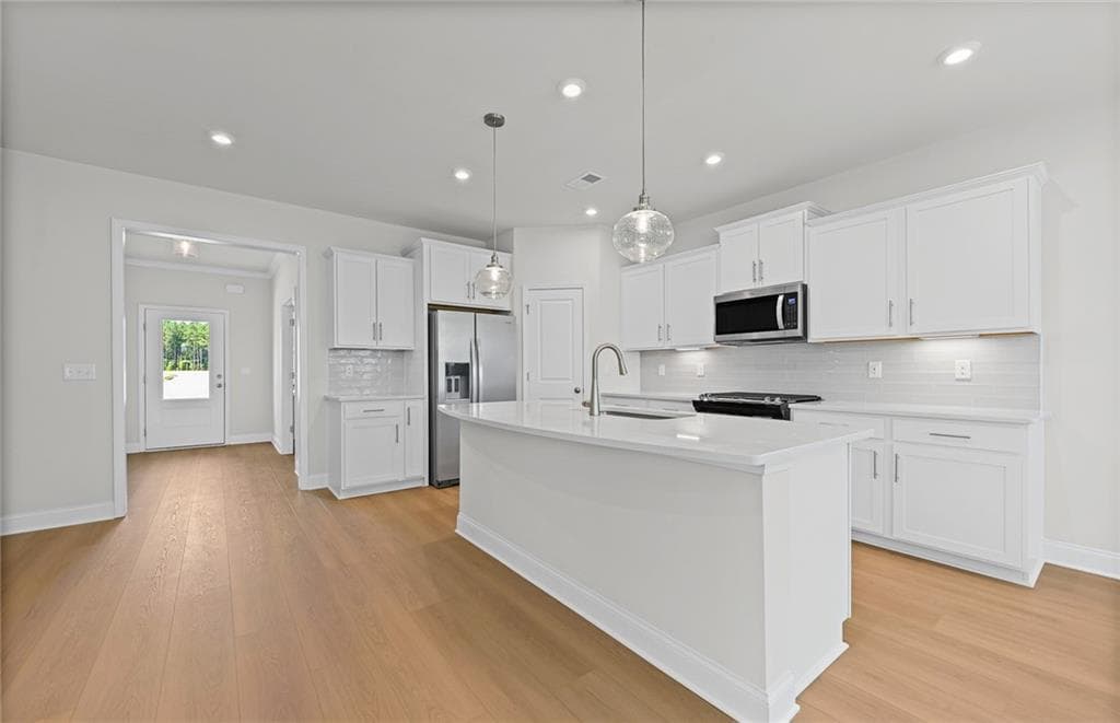 5 bedroom, 3 bathroom, 2,622 sq ft single family residence for sale at 472 Dahlia Street, Mcdonough, GA 30253 — photo 4