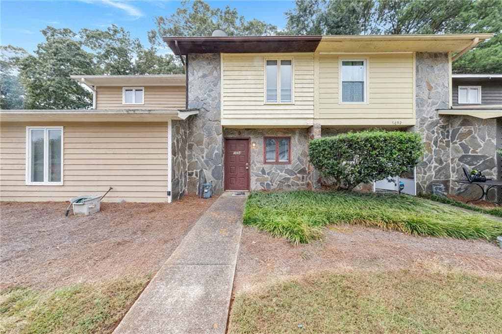 2 bedroom, 2 bathroom, 1,054 sq ft townhouse for sale at 1694 Wynndowne Trail, Smyrna, GA 30080