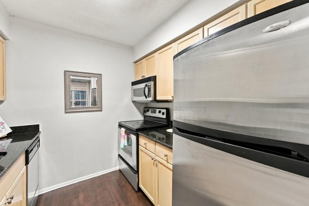2 bedroom, 2 bathroom, 1,073 sq ft condominium for rent at 1150 Collier Road H10, Atlanta, GA 30318 for $2,000 a month — photo 3