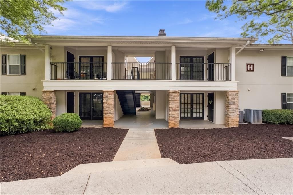 2 bedroom, 2 bathroom, 1,073 sq ft condominium for rent at 1150 Collier Road H10, Atlanta, GA 30318 for $2,000 a month — photo 4