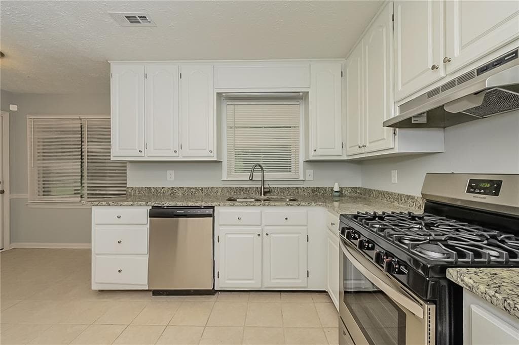 4 bedroom, 3 bathroom, 2,546 sq ft single family residence for rent at 141 Mcelroy Road, Fayetteville, GA 30214 for $2,345 a month — photo 3