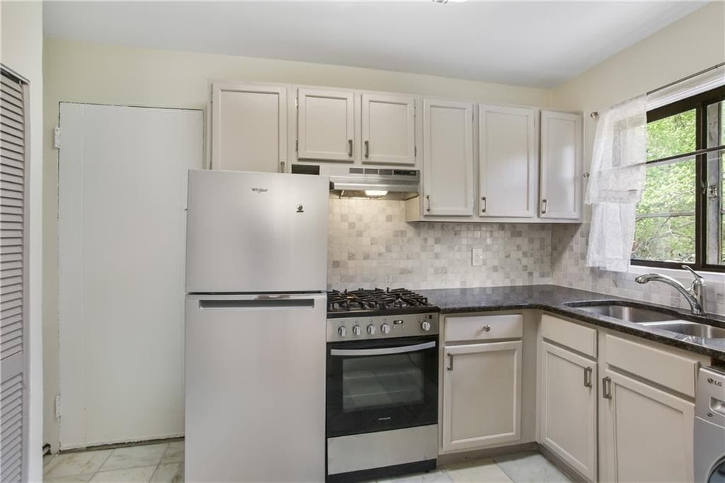 2 bedroom, 1 bathroom, 1,216 sq ft condominium for rent at 1160 Briarcliff Road 2, Atlanta, GA 30306 for $2,180 a month — photo 10