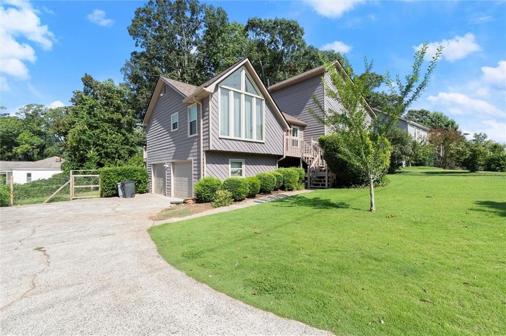 4 bedroom, 3 bathroom, 2,508 sq ft single family residence for sale at 2315 Saint James Court, Marietta, GA 30066 — photo 2