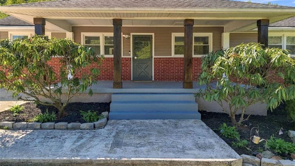 3 bedroom, 2 bathroom, 1,300 sq ft single family residence for sale at 258 Rockin Hill Drive, Marietta, GA 30060 — photo 2