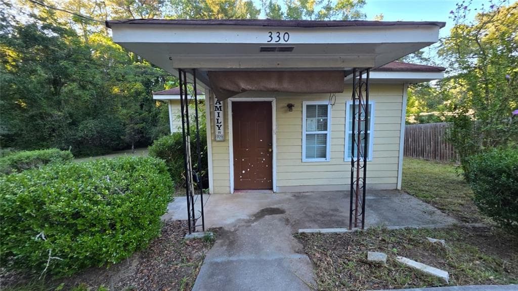 2 bedroom, 1 bathroom, 816 sq ft single family residence for sale at 330 Walker Drive, Monroe, GA 30655 — photo 2
