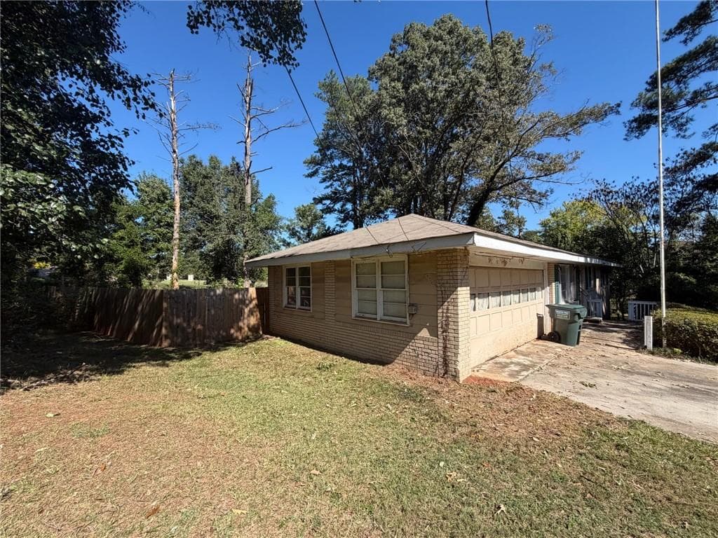 3 bedroom, 2 bathroom, 960 sq ft single family residence for sale at 5555 Noblett Road, Stone Mountain, GA 30087 — photo 3
