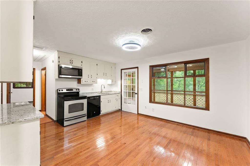 4 bedroom, 2 bathroom, 2,034 sq ft single family residence for sale at 195 Golden Avenue, Dahlonega, GA 30533 — photo 7