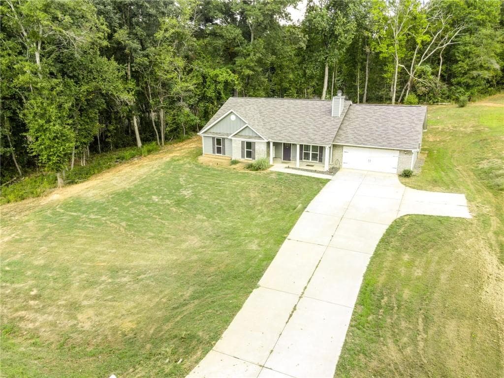4 bedroom, 3 bathroom, 2,192 sq ft single family residence for sale at 1374 Hardigree Road, Winder, GA 30680 — photo 2