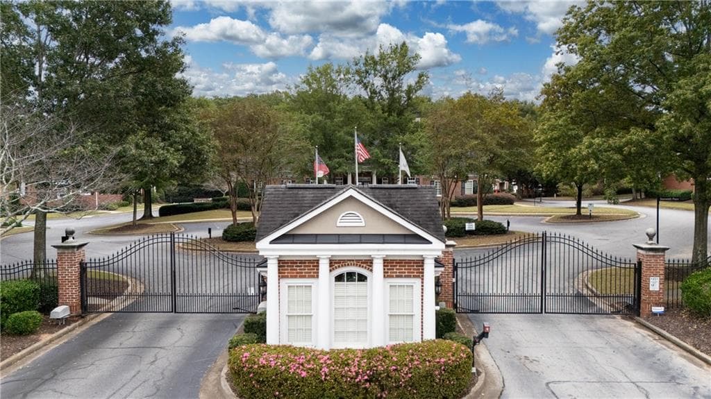 3 bedroom, 4 bathroom, 3,395 sq ft townhouse for sale at 2565 Milford Lane, Alpharetta, GA 30009 — photo 2