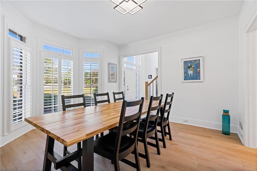 4 bedroom, 5 bathroom, 4,577 sq ft single family residence for sale at 305 Ivy Brook Court, Alpharetta, GA 30004 — photo 4