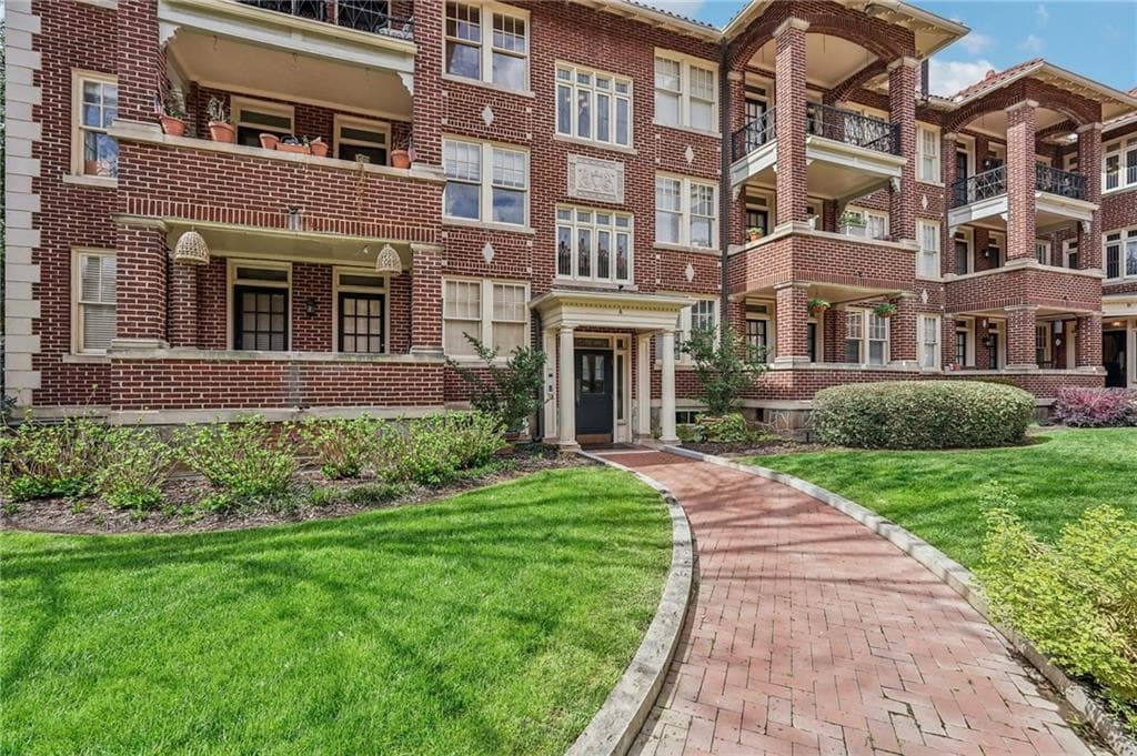2 bedroom, 1 bathroom, 935 sq ft condominium for sale at 198 Ponce De Leon Avenue 1A, Atlanta, GA 30308 — photo 1 of 18