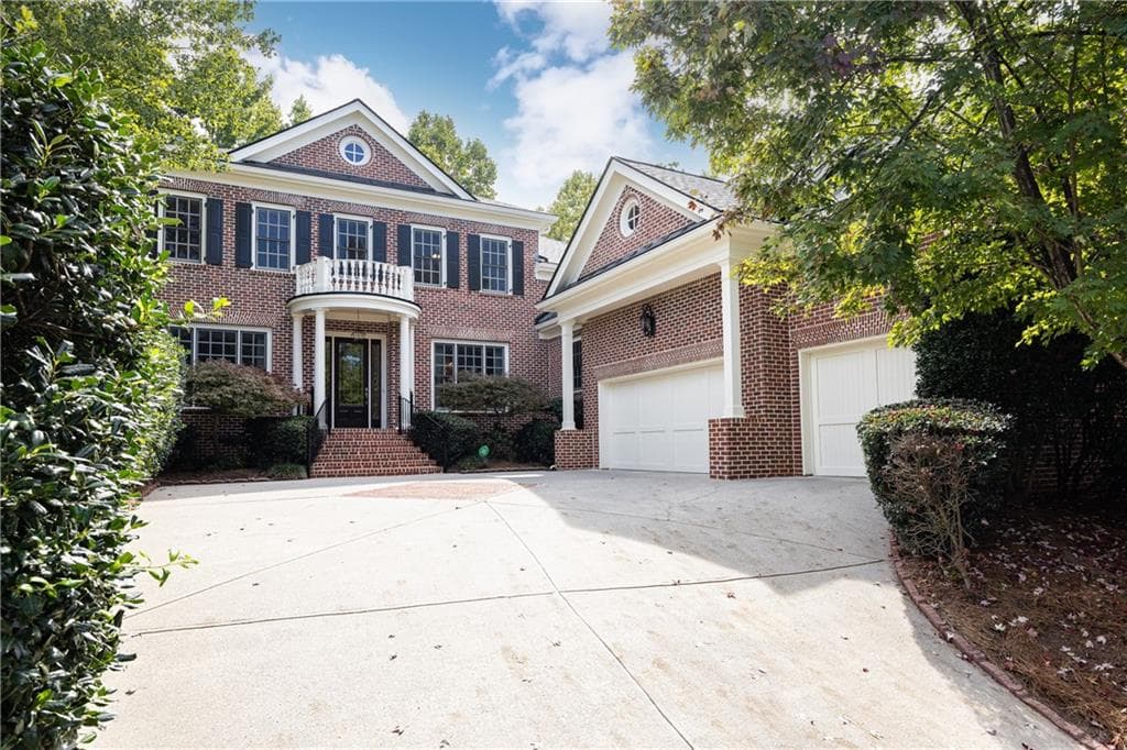 4 bedroom, 5 bathroom, 4,066 sq ft single family residence for sale at 835 Glengate Place, Sandy Springs, GA 30328 — photo 2