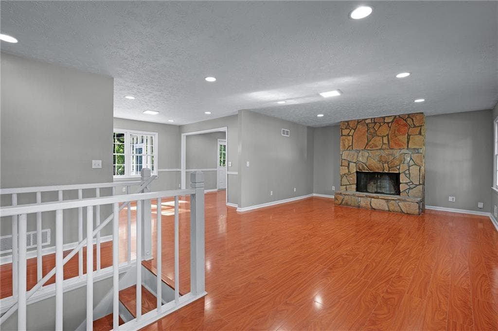 5 bedroom, 2 bathroom, 1,512 sq ft single family residence for sale at 303 Old Farm Road, Woodstock, GA 30188 — photo 4