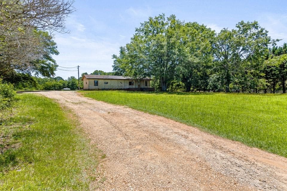 3 bedroom, 2 bathroom, 854 sq ft single family residence for sale at 1302 N Mcdonough Road, Griffin, GA 30223 — photo 1 of 19