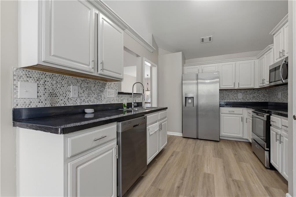 5 bedroom, 3 bathroom, 2,639 sq ft single family residence for rent at 2323 Crimson Creek Lane, Snellville, GA 30078 for $2,500 a month — photo 8