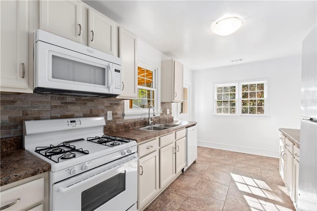 2 bedroom, 1 bathroom triplex for rent at 3310 E Roxboro Road A, Atlanta, GA 30324 for $2,250 a month — photo 8