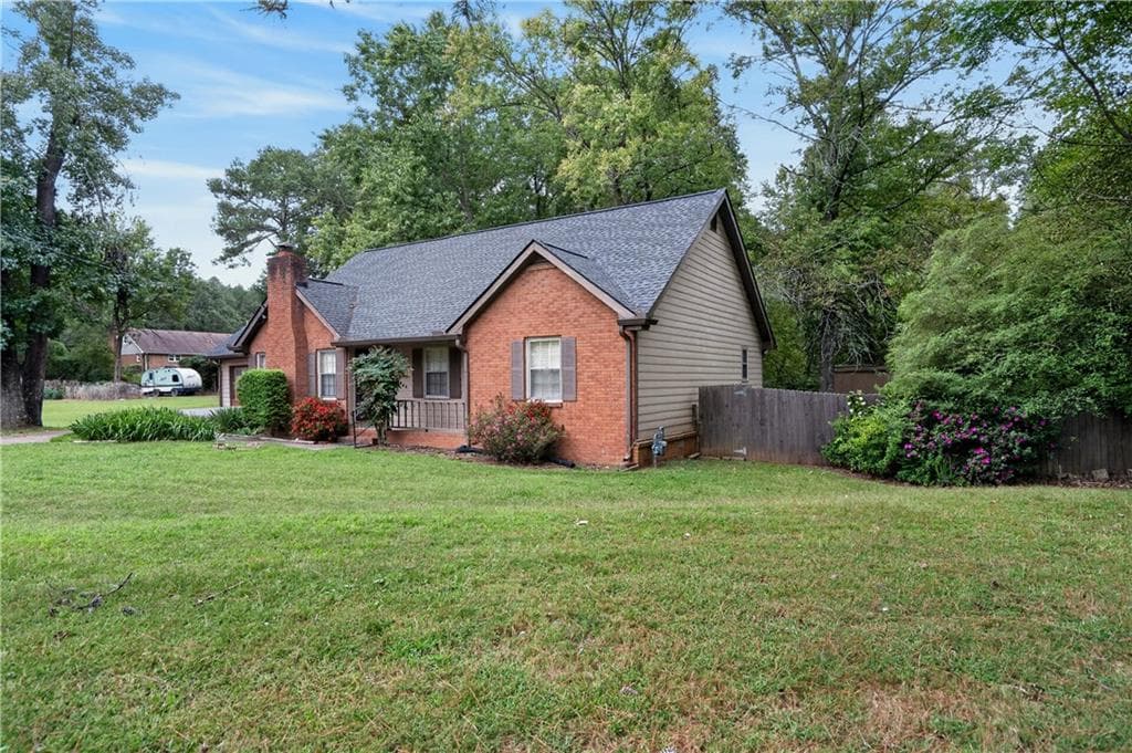 3 bedroom, 2 bathroom, 1,422 sq ft single family residence for sale at 550 Creekwood Court, Conyers, GA 30094 — photo 2